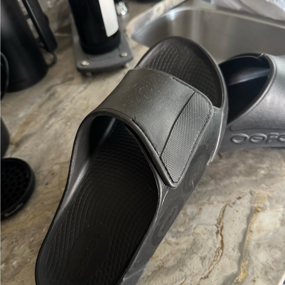 OOFOS Black Sandals Comfortable Flip-Flops